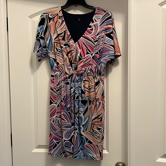 Trina Turk Dresses & Skirts - Trina Turk V-Neck Tropical Print Dress Size Medium
